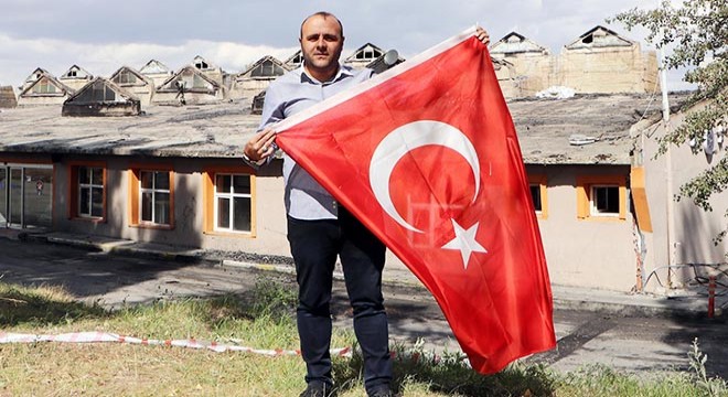 Canları pahasına bayrağı yanmaktan kurtardılar