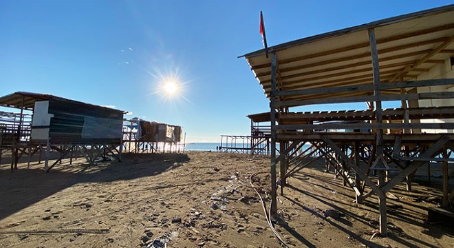 Caretta caretta kumsalı, kaçak barakayla doldu