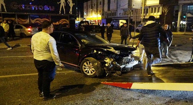 Çarpışan 2 otomobilden 1'i gece kulübüne daldı