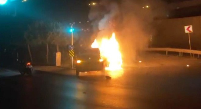 Çarpışan taksi ile motosiklet alev alev yandı: 1 ölü 1 yaralı
