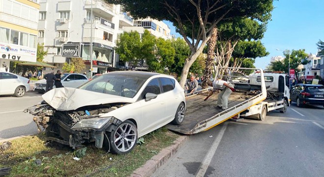 Çarpışan iki otomobil, ağaca çarparak durabildi