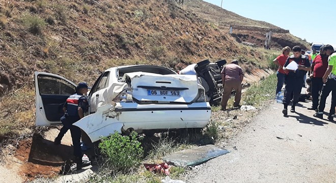 Çarpışan otomobiller su kanalına devrildi: 7 yaralı