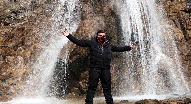 Çatak'taki şelalede, ilkbahar güzelliği