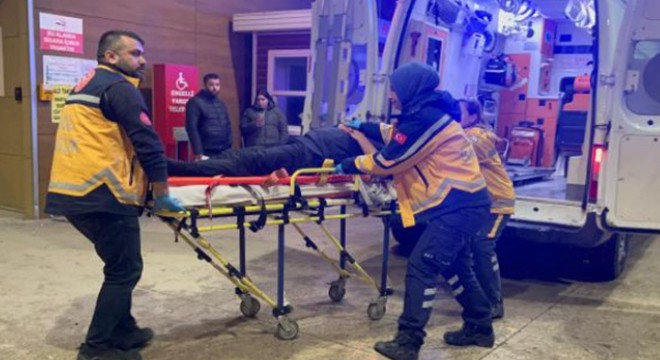 Çatıdan otomobilin üzerine düşüp yaralandı