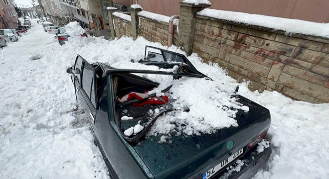 Çatıdan düşen kar kütlesi otomobilin tavanını çökertti