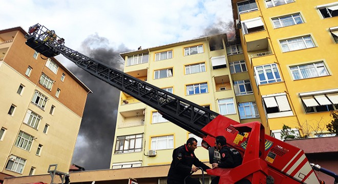 Çatısı alev alev binada mahsur kalan kişi kurtarıldı