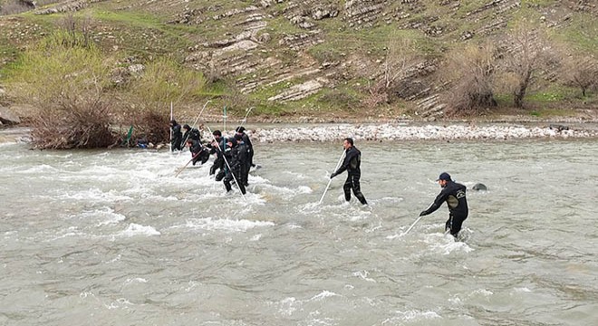 Çaya düşüp, kaybolan asteğmen aranıyor
