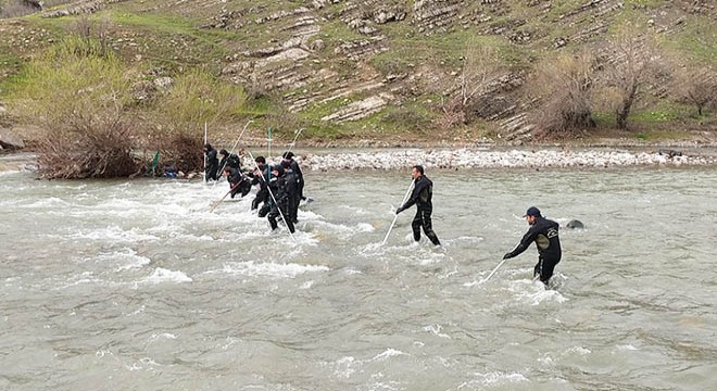 Çaya düşüp, kaybolan asteğmen aranıyor