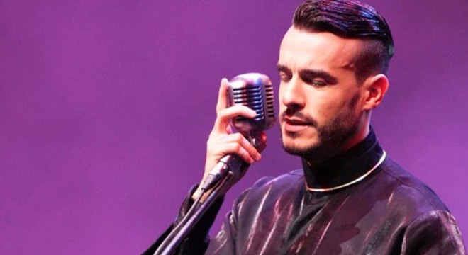 Cem Adrian'dan konserde hayranlarına sitem