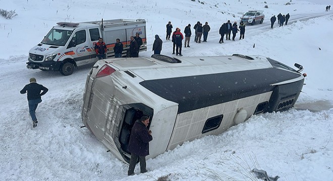 Cenazeden dönenleri taşıyan yolcu otobüsü devrildi: 14 yaralı