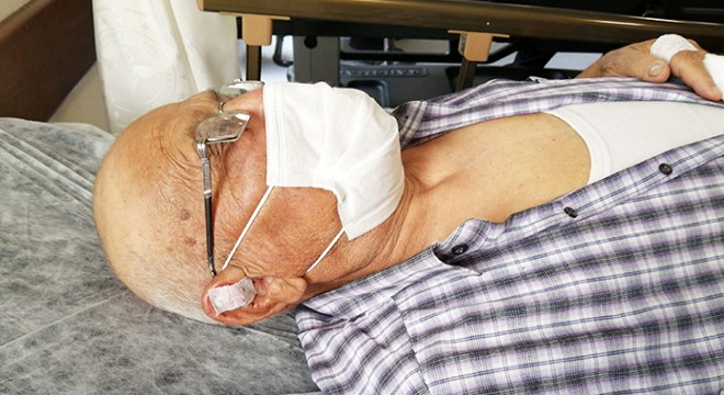 Cenazesine katıldığı kadının eşi tarafından sopayla dövüldü