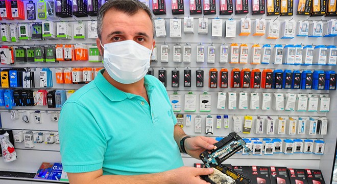 Cep telefonunun tamir sırasında patladığı anlar kamerada