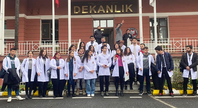 Cerrahpaşa'da uzaktan eğitim kararına protesto