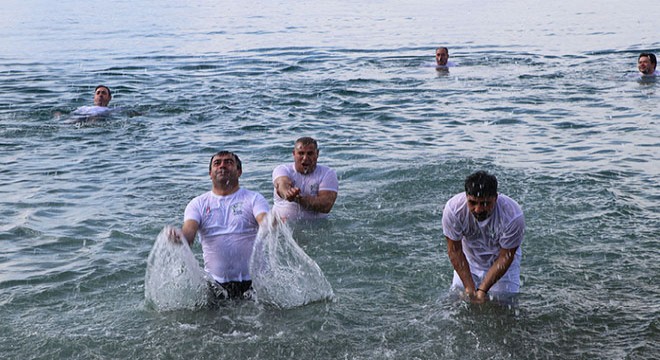 Çevre temizliği yapıp, şubat ayında Van Gölü'nde yüzdüler