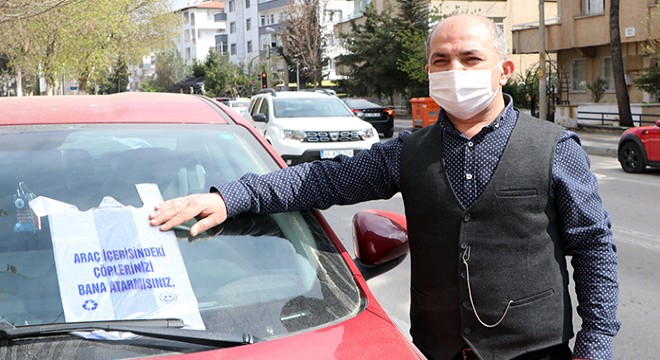 Çevre kirliliğini önlemek için trafikte poşet dağıtıyor