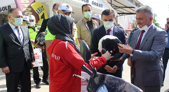 Ceza bekleyen sürücüye hediye kask