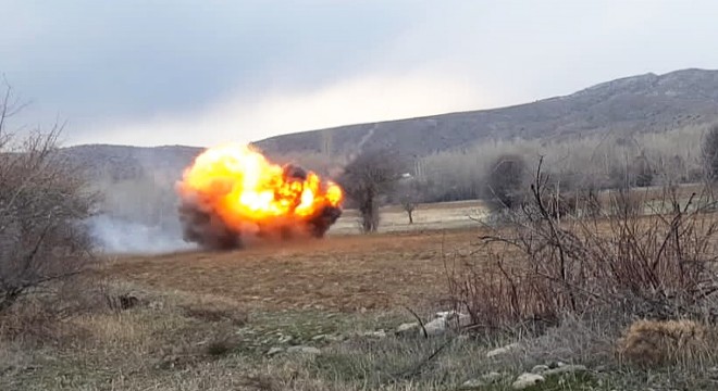 Çiftçinin tarlada bulduğu aydınlatma havanı imha edildi