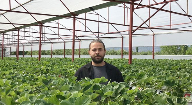 Çiftçiye örnek olmak için sera kurdu