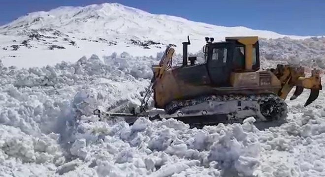 Çığ tehlikesine rağmen köy yollarını ulaşıma açtılar