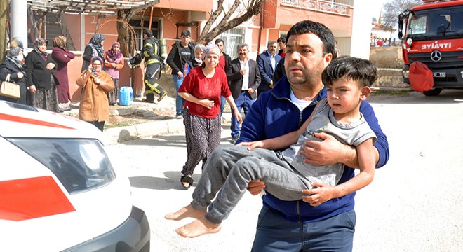 Çığlıklara koşup, 5 aylık bebeği alevlerin arasından çıkardı