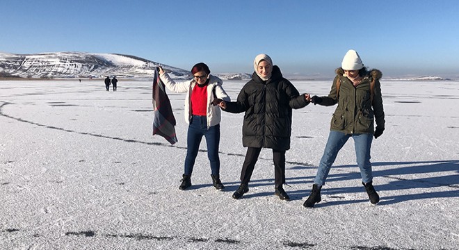 Çıldır Gölü buz tuttu