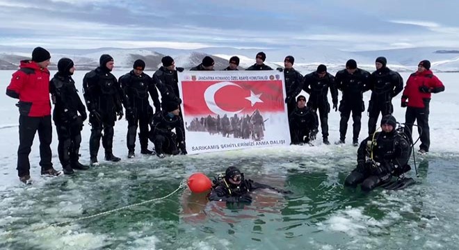Çıldır Gölü'nde buzu kesip dalış eğitimi yaptılar
