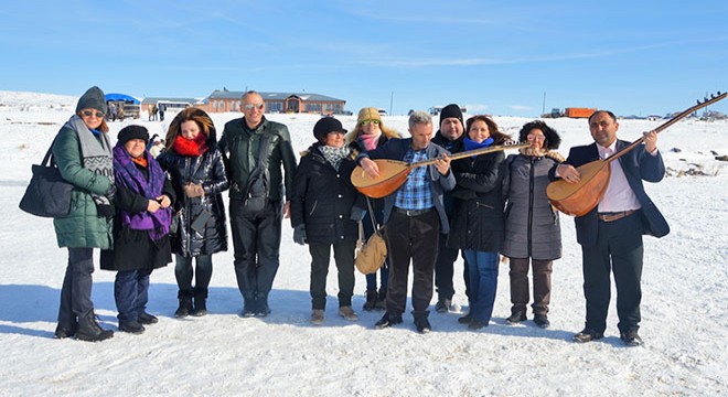 Çıldır Gölü'ne gelen turistleri halk ozanları karşıladı