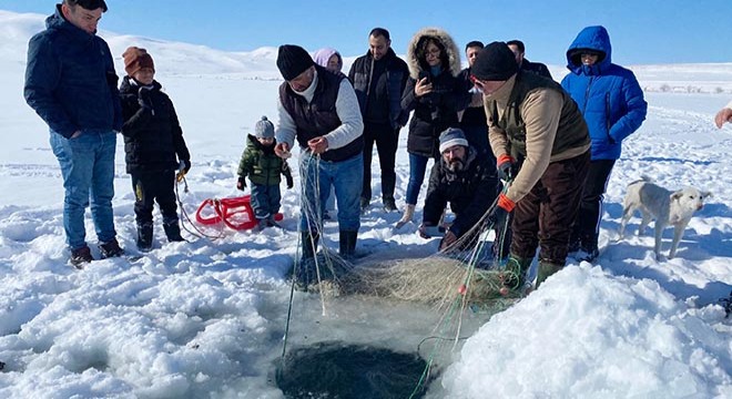 Çıldır Gölü nde Eskimo usulü balık avı