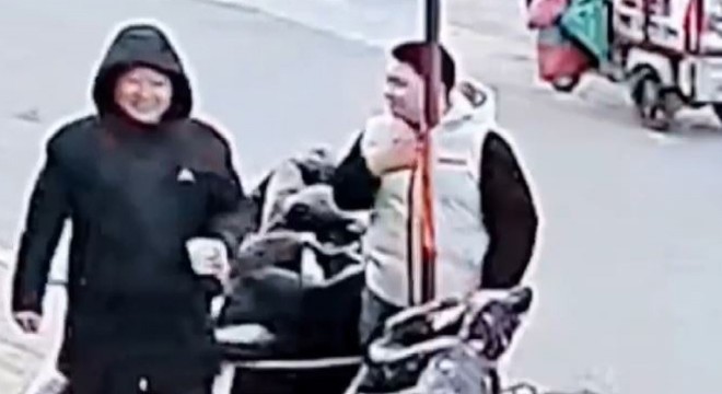 Çin’de beğeni toplamak isteyen gencin direkle imtihanı