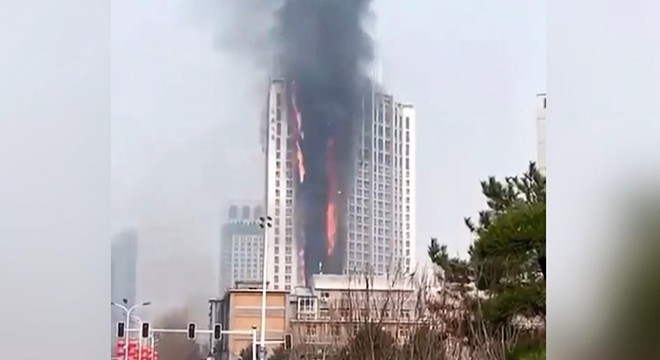 Çin’de dev gökdelende yangın: Alevler binayı sardı
