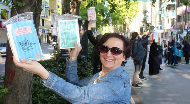 Çınar ağaçlarına asılan 5 bin kitap, dakikalar içinde toplandı