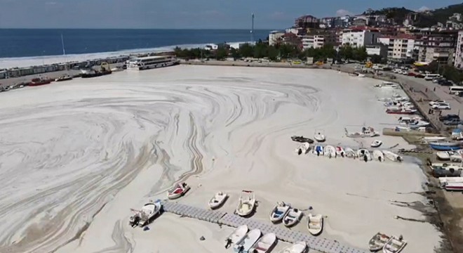 Çınarcık sahilini kaplayan deniz salyası, rüzgarla dağıldı