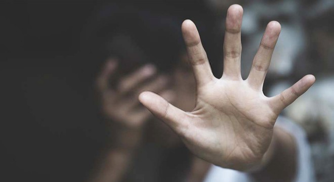 Cinsel istismar girişiminde bulunulup, yaralanan genç kız makineye bağlı