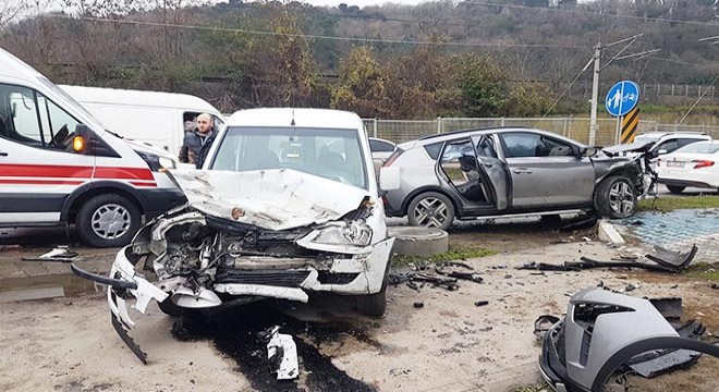Cip ile hafif ticari araç çarpıştı: 7 yaralı