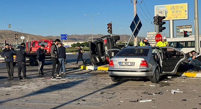 Cip ile otomobil kavşakta çarpıştı: 1 ölü, 2 yaralı