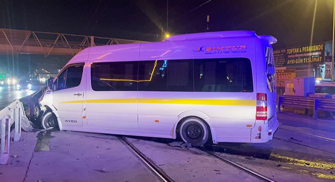 Cipe çarpan servis minibüsü, tramvay hattına girdi: 8 yaralı