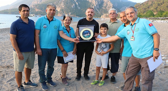 Çıralı daki gönüllü deniz kaplumbağası koruyucularına plaket