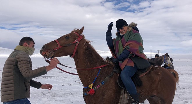 Cirit izlemeye gelen turistleri, atlılar karşıladı