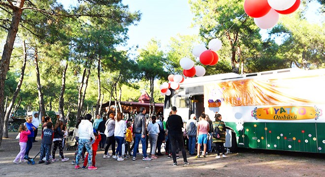 Çocuklar Tiyatro Otobüsü'nü sevdi