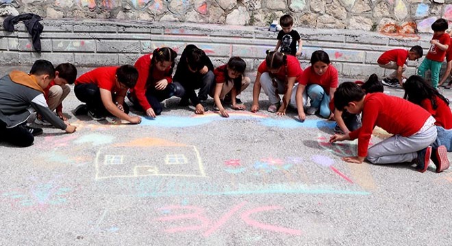 Çocuklar hem resim yaptı hem eğlendi