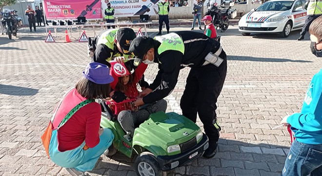 Çocuklara eğlenceli emniyet kemeri eğitimi