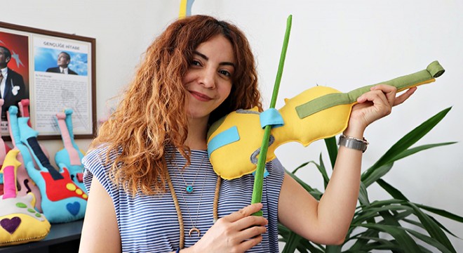 Çocuklara pelüş enstrümanlarla müzik eğitimi