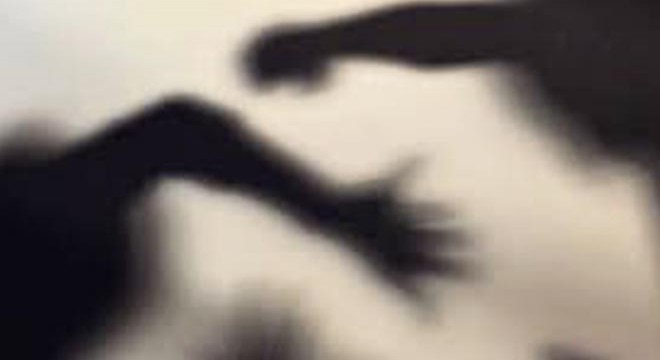 Çocuklarının gözü önünde eşini dövdü, başına tabureyle vurdu
