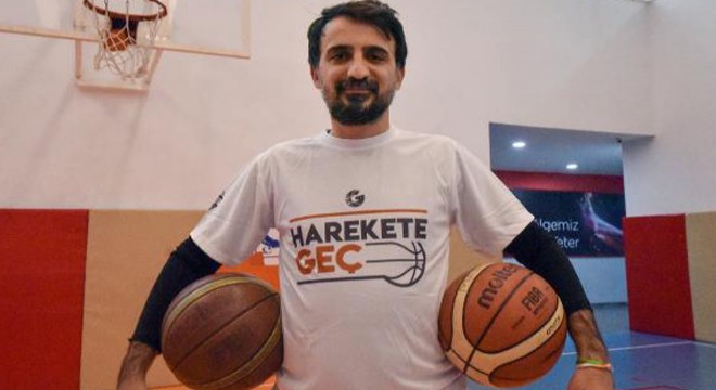 Çocukluk hayalini çocuklarla yaşıyor