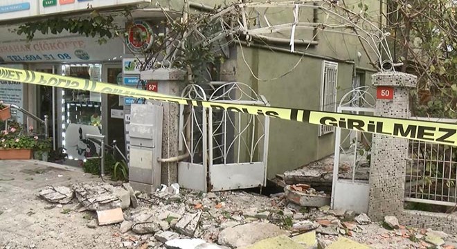 Çöken balkonla düşen emekli polis yaralandı