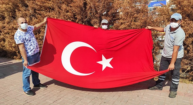 Çöpten çıkardığı Türk Bayrağı'nı evinin balkonuna astı