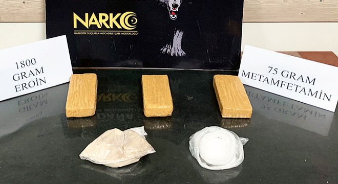 Çoraplara sakladığı uyuşturucuları bahçeye attı