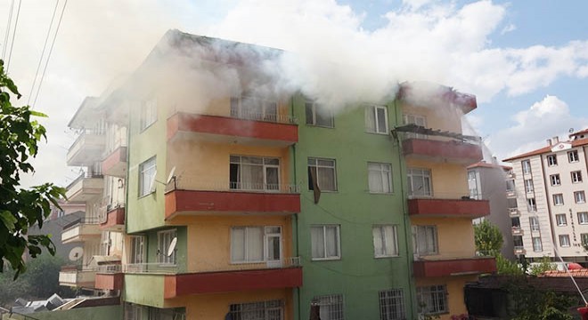 Çorum'da 4 katlı binanın çatı katı, alev alev yandı