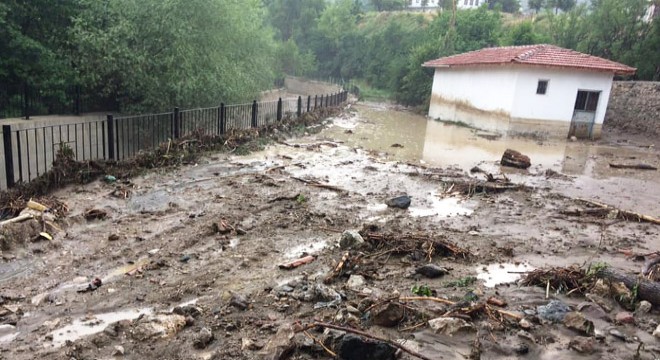 Çorum’da etkili sağanak; Lise Deresi nin taşma anı kamerada