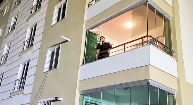Covid-19'a yakalanan solist, televizyon programını balkondan yaptı